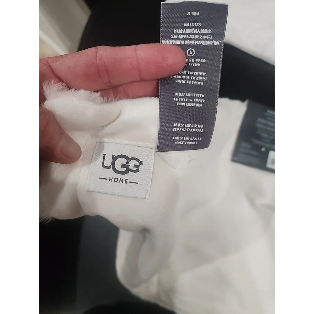 Set of 4 RARE HTF UGG‎ Polar Placemats Snow / White